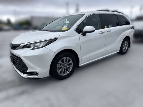 Used 2023 Toyota Sienna XLE AWD/4WD image 5