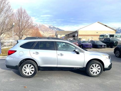 Used 2017 Subaru Outback 2.5i Premium image 3