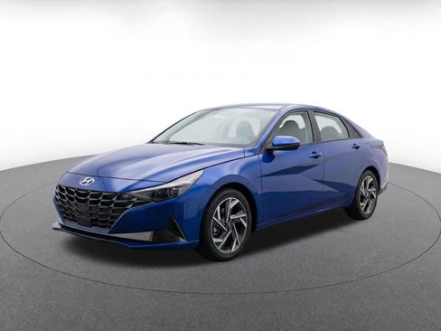 Used 2025 Hyundai Elantra SEL FWD image 3