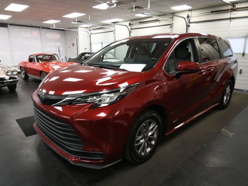 Used 2021 Toyota Sienna LE FWD image 3