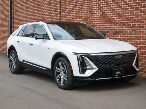 Certified 2024 Cadillac Lyriq Luxury w/ LPO, Floor Liner Package AWD/4WD image 27