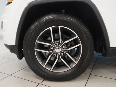 Used 2018 Jeep Grand Cherokee Limited image 16