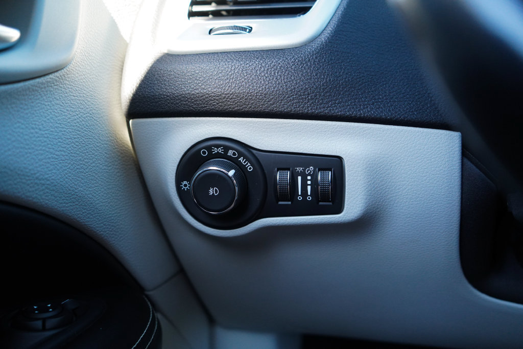 Used 2020 Jeep Compass Latitude FWD image 31