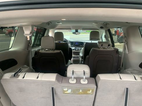 Used 2017 Chrysler Pacifica Touring-L image 47