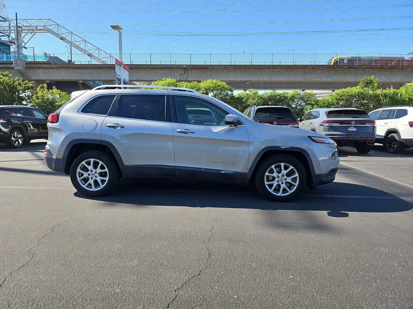 Used 2016 Jeep Cherokee Latitude FWD image 4