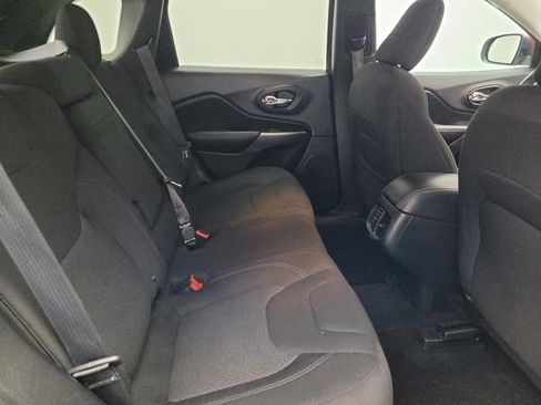 Used 2019 Jeep Cherokee Latitude w/ Cold Weather Group image 19