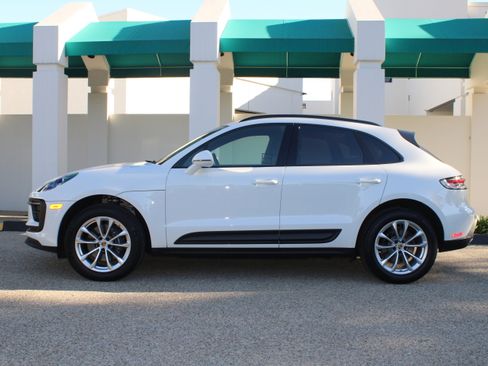 Certified 2025 Porsche Macan image 2