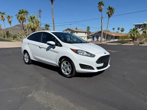 Used 2015 Ford Fiesta SE image 1