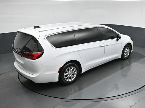 Used 2024 Chrysler Pacifica Touring image 75