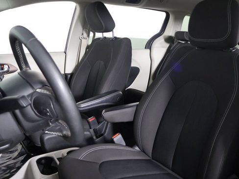 Used 2023 Chrysler Voyager LX image 25