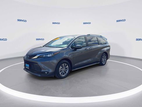 Used 2025 Toyota Sienna XLE image 4