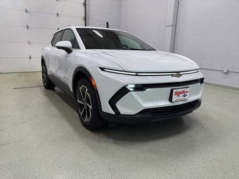 New 2026 Chevrolet Equinox EV LT image 2