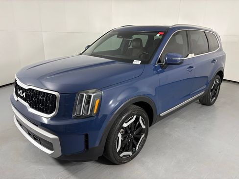 Used 2023 Kia Telluride EX w/ EX Captain's Chair Package FWD image 3