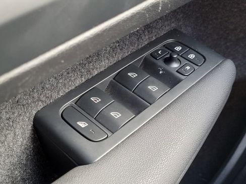 Used 2023 Volvo XC40 B5 Core image 25