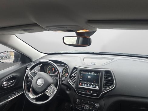 Used 2021 Jeep Cherokee Latitude Lux w/ Comfort/Convenience Group image 3