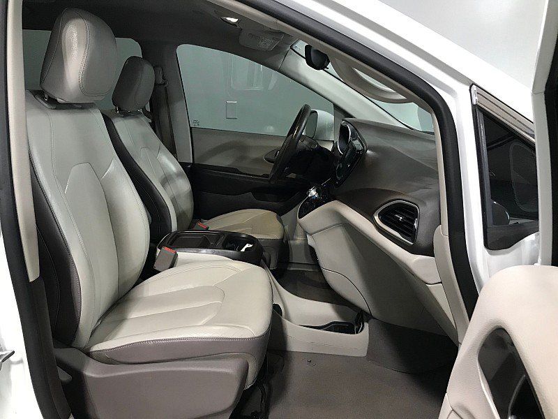 Used 2017 Chrysler Pacifica Touring-L FWD image 14