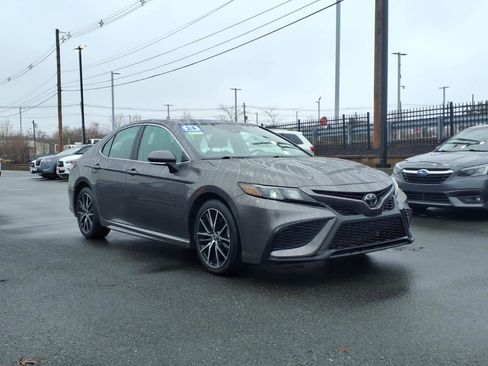Used 2024 Toyota Camry SE image 3