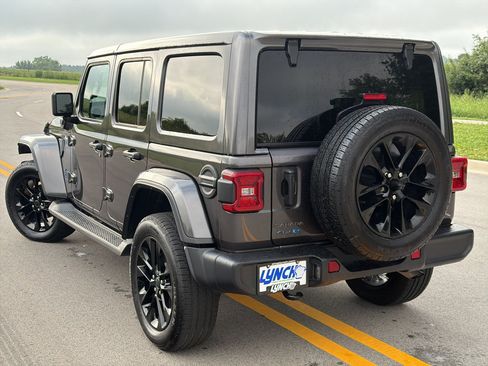Used 2025 Jeep Wrangler Unlimited Sahara AWD/4WD image 2