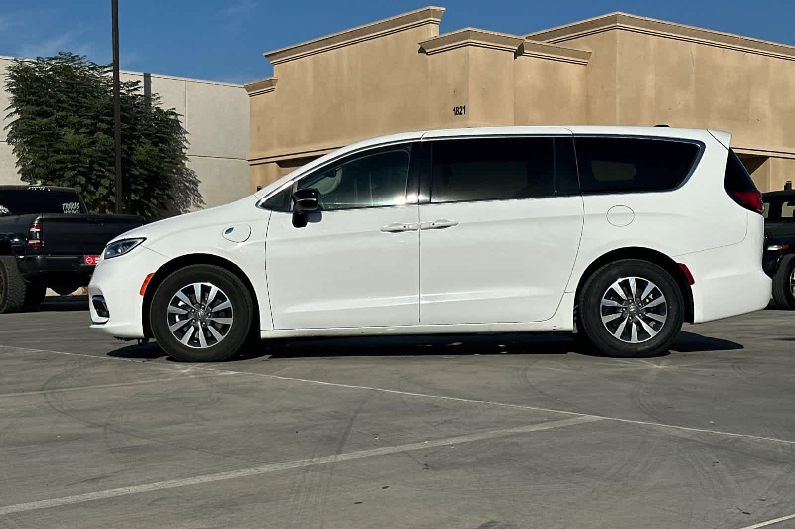 Used 2024 Chrysler Pacifica Limited FWD image 5