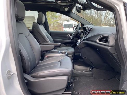 New 2026 Chrysler Pacifica Select image 6