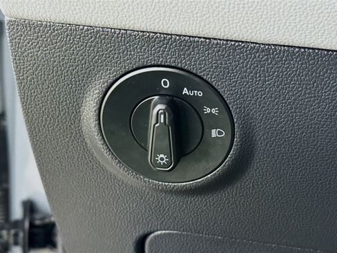 Used 2023 Volkswagen Taos SE w/ Panoramic Sunroof Package image 13