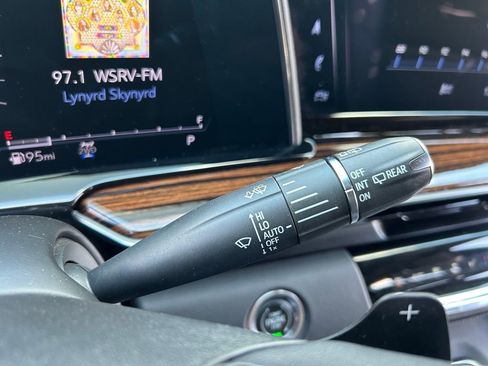 Used 2023 Cadillac Escalade ESV Premium Luxury image 55