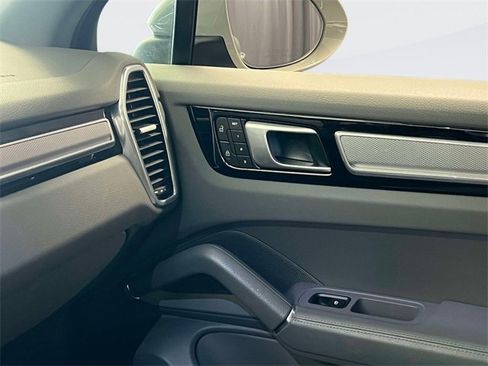 Used 2022 Porsche Cayenne Platinum Edition image 34