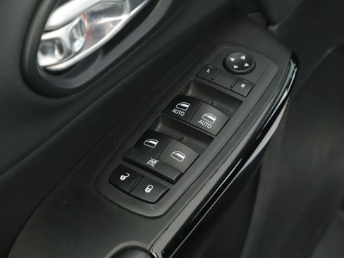 Used 2019 Jeep Cherokee Latitude Plus AWD/4WD image 6