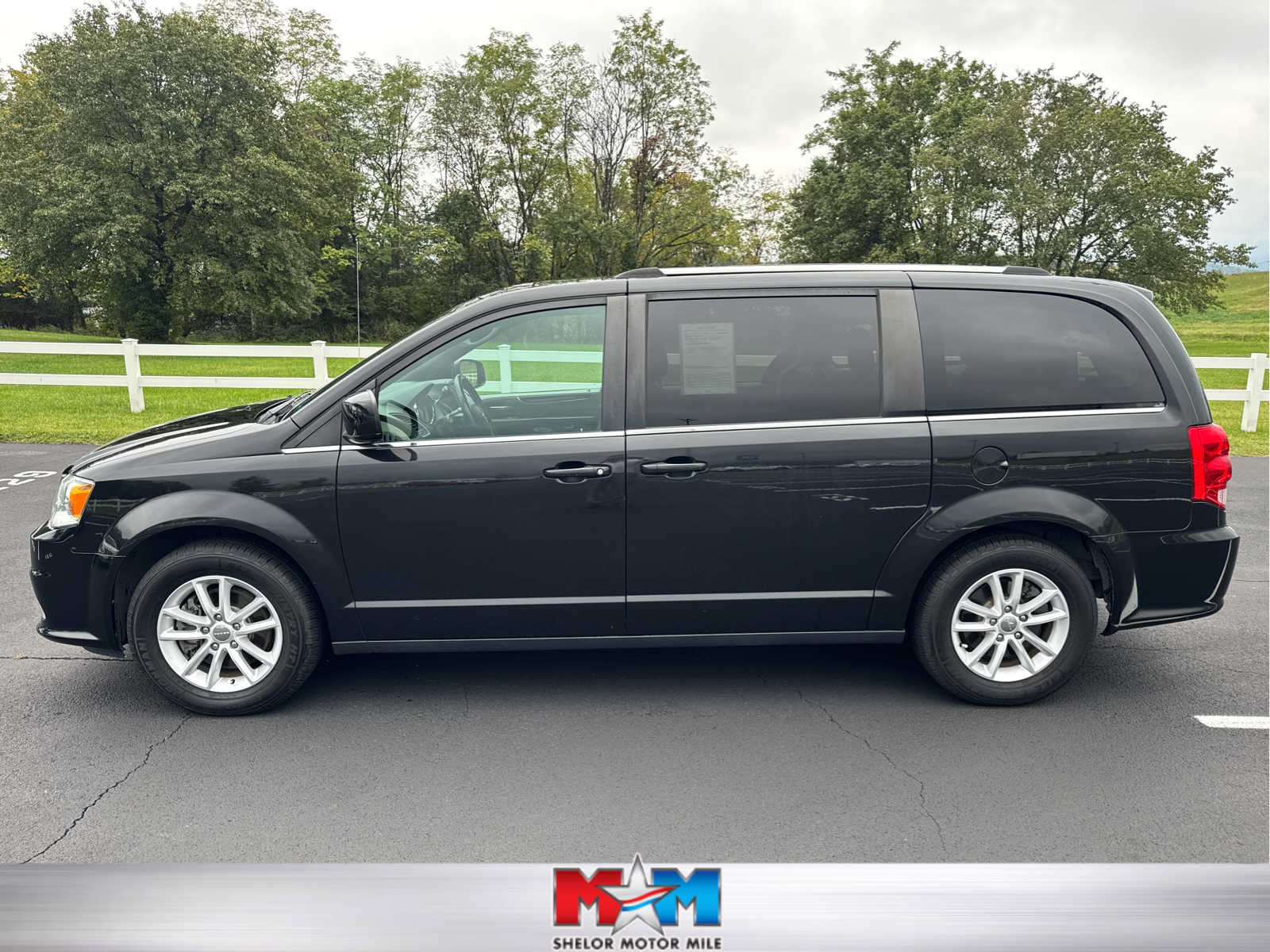 Used 2019 Dodge Grand Caravan SXT FWD image 1