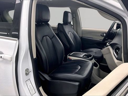 Used 2024 Chrysler Pacifica Touring-L FWD image 7