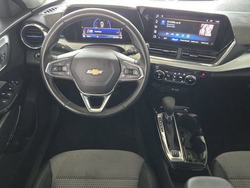Used 2025 Chevrolet Trax LT w/ LT Convenience Package FWD image 28