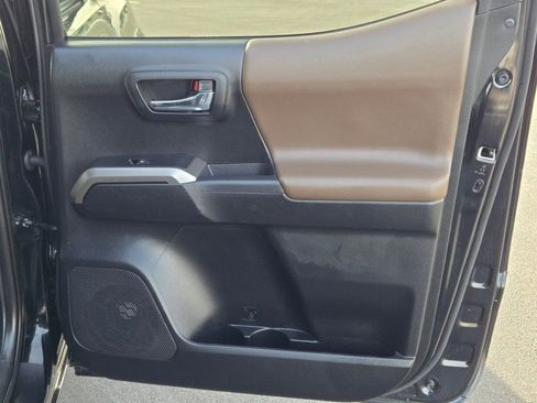 Used 2022 Toyota Tacoma Limited image 7