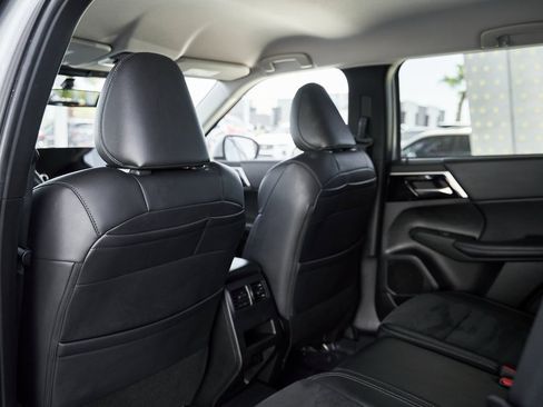 Used 2024 Mitsubishi Outlander SE image 22