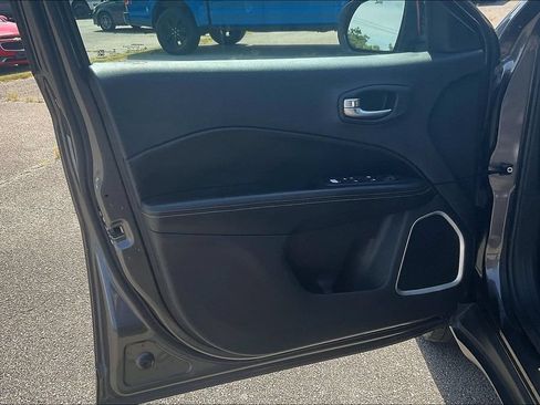 Used 2018 Jeep Compass Sport w/ Tech Group FWD image 19