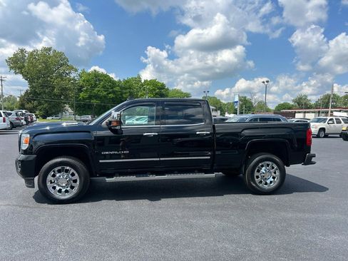 Used 2018 GMC Sierra 2500 Denali w/ Duramax Plus Package AWD/4WD image 8
