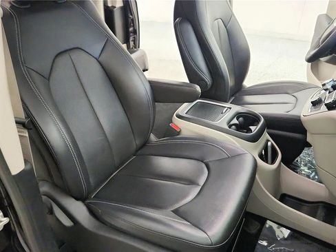 Used 2024 Chrysler Pacifica Touring-L image 37