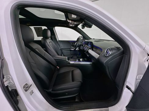 Used 2025 Mercedes-Benz GLB 250 4MATIC image 33