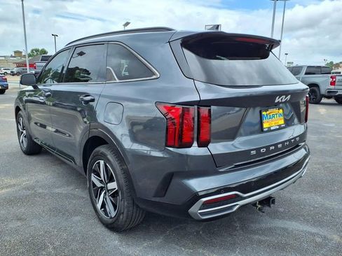 Used 2022 Kia Sorento S FWD image 4
