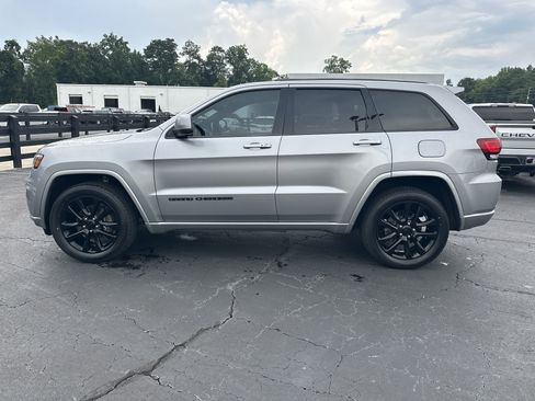 Used 2020 Jeep Grand Cherokee Altitude AWD/4WD image 5