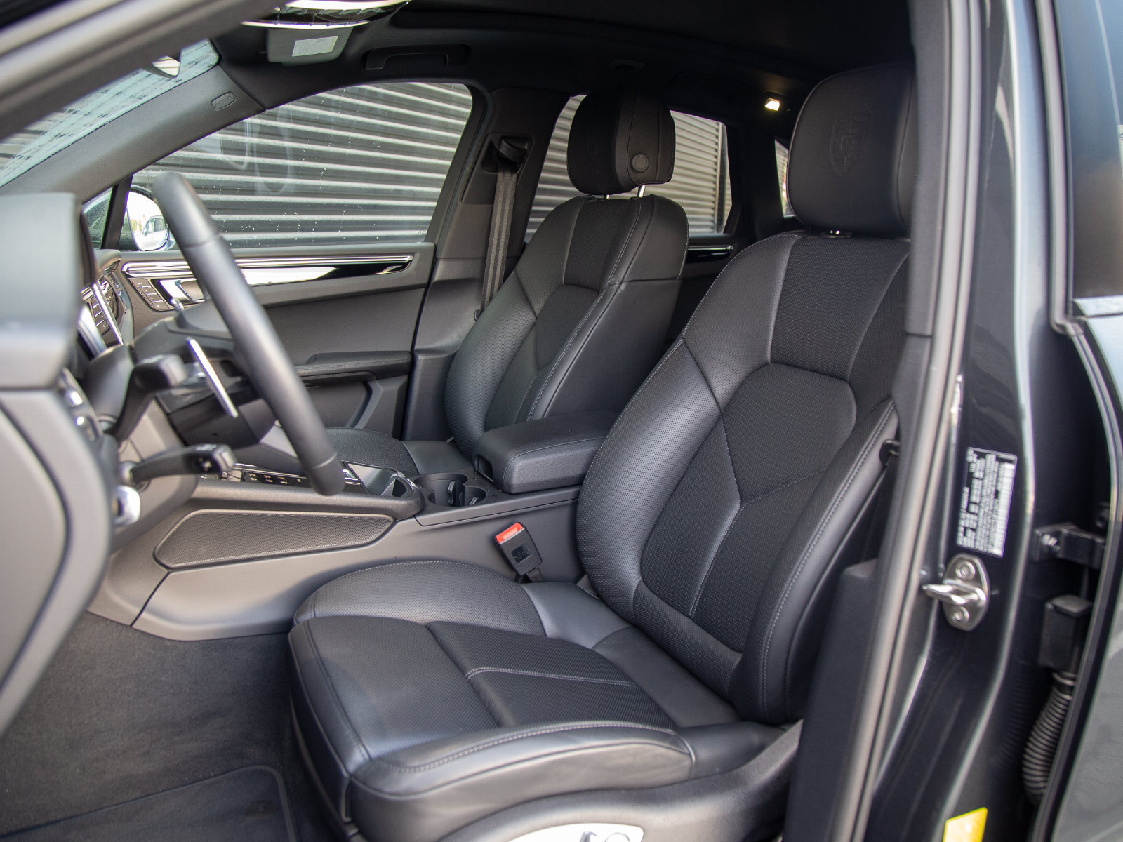Certified 2023 Porsche Macan Turbo AWD/4WD image 5