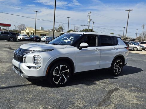 Used 2024 Mitsubishi Outlander SE image 3