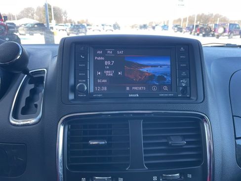 Used 2018 Dodge Grand Caravan SE w/ UConnect Hands-Free Group image 23