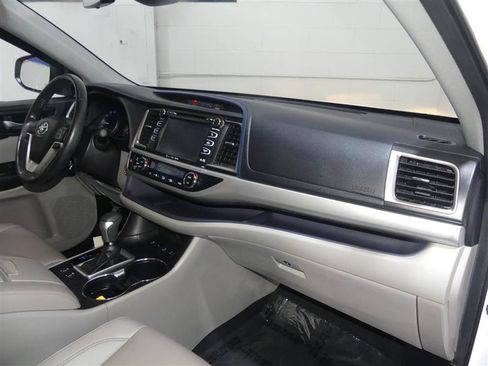 Used 2019 Toyota Highlander XLE image 24
