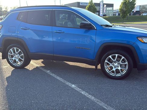Used 2023 Jeep Compass Latitude AWD/4WD image 3