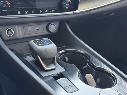 Used 2022 Nissan Rogue SV image 29