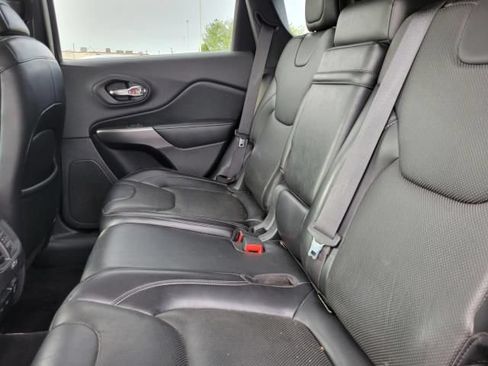Used 2019 Jeep Cherokee Limited w/ Luxury Group AWD/4WD image 12
