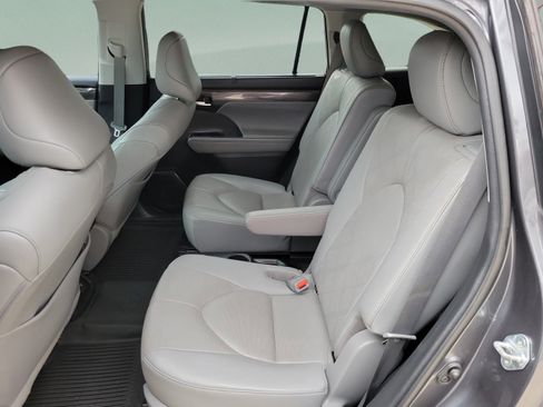 Used 2021 Toyota Highlander Platinum AWD/4WD image 16