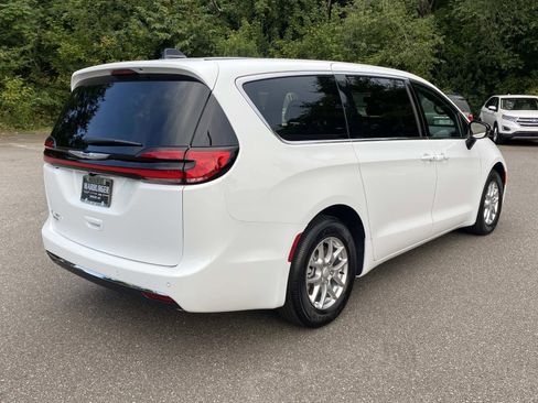 New 2026 Chrysler Pacifica Select image 7