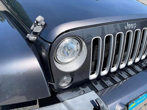 Used 2018 Jeep Wrangler Unlimited Sahara AWD/4WD image 29