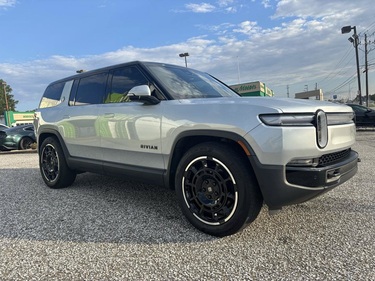 Used 2025 Rivian R1S Adventure Dual AWD/4WD image 7